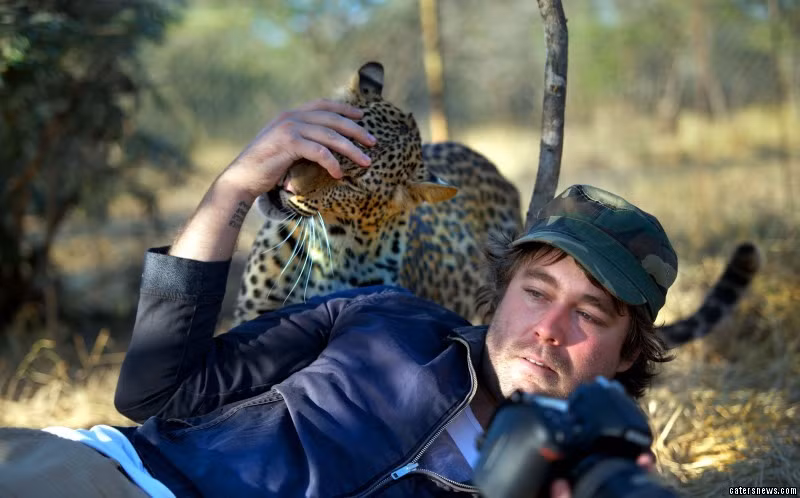 Khi đang tác nghiệp tại Nam Phi, nhiếp ảnh gia Russell McLaughlin đã gặp được một cô báo cực thích chụp ảnh.