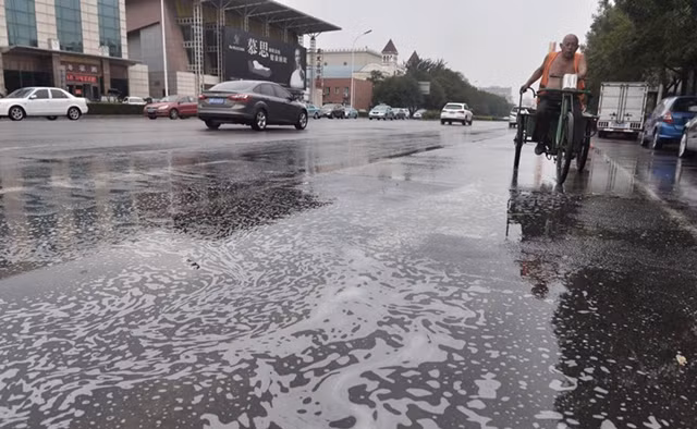 Chính những phản ứng đó đã khiến cho người dân thêm phần lo lắng về những hậu quả tàn dư sau vụ nổ kinh hoàng ở Thiên Tân. Tuy nhiên, các chuyên gia khí tượng đã trấn an rằng cơn mưa kỳ lạ này không gây nguy hiểm trực tiếp đến sức khỏe con người,