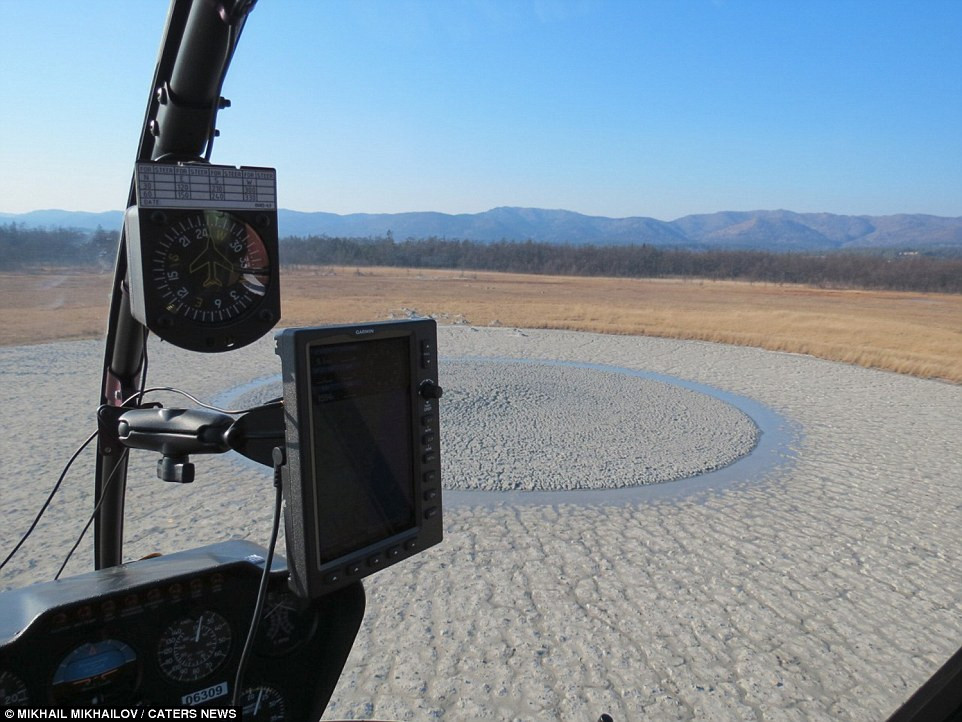 "Tôi chưa bao giờ nhìn thấy cảnh tượng này, có rất nhiều núi lửa nổi tiếng trên thế giới nhưng không có ngọn núi nào có hình con mắt đặc biệt như thế này", Mikhail Mikhailov nói thêm.