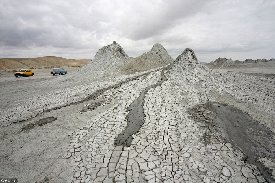 Hình ảnh một ngọn núi lửa bùn phun trào.