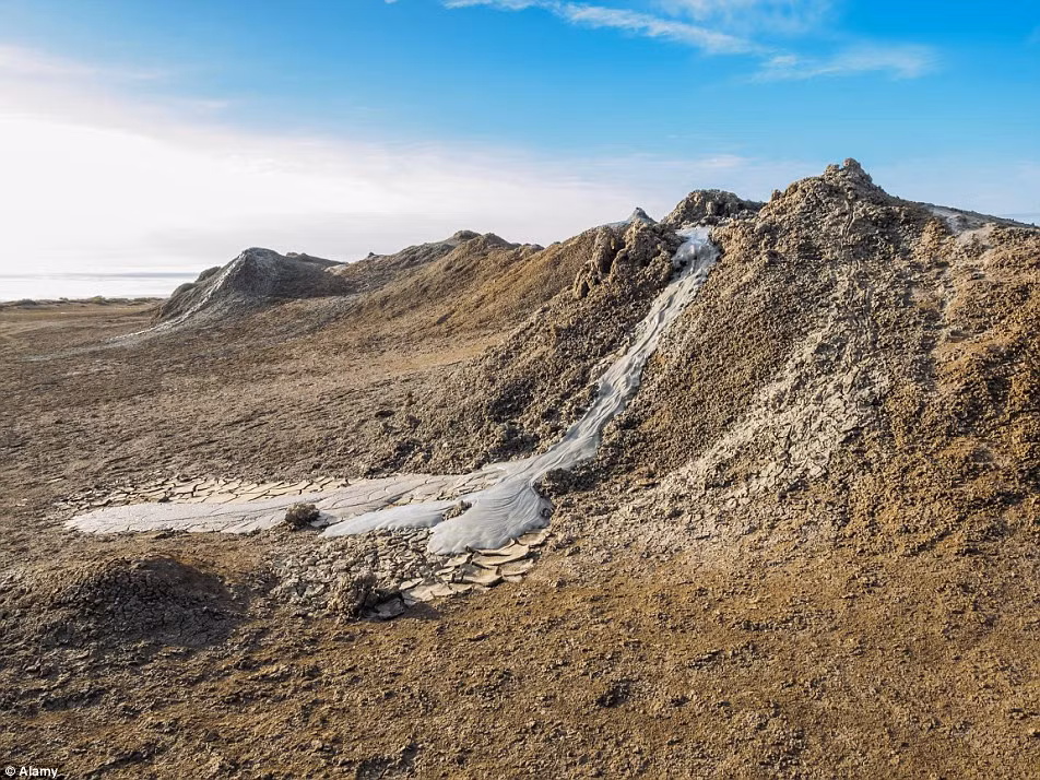 Nơi tập trung núi lửa bùn lớn nhất là ở Azerbaijan, có khoảng 400 núi lửa bùn được phát hiện tại đây, một số núi lửa bùn sau khi phun trào đã trở thành những hòn đảo vĩnh viễn.