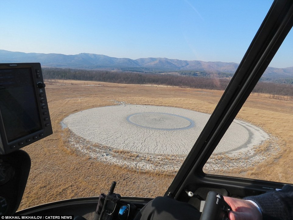 Nhiếp ảnh giaMikhail Mikhailov đã mô tả lại cảm giác khi lần đầu tiên nhìn thấy cảnh tượng núi lửa bùn hình mắt người khổng lồ này là có cảm giác như bị ai đó nhìn chằm chằm vào mình.