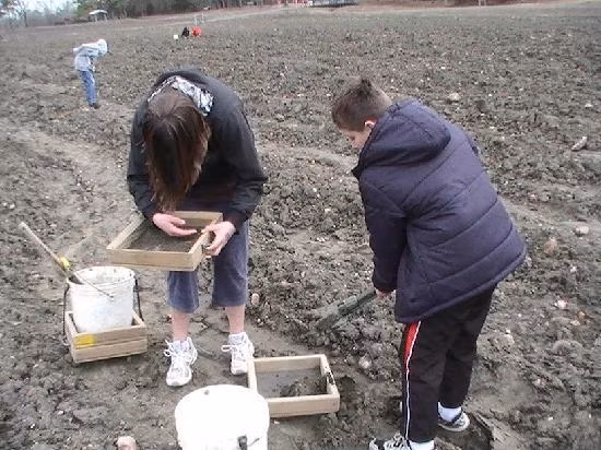 Rất nhiều người đến đây tham quan, trải nghiệm một mình nhưng cũng có người mang theo cả gia đình mong vận may sẽ mỉm cười với họ.