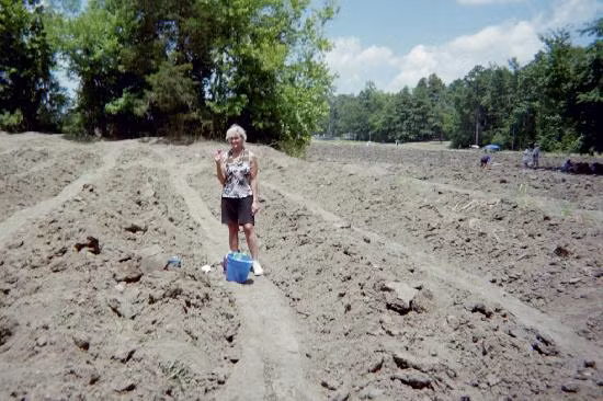 Một người phụ nữ may mắn tạo dáng với viên kim cương mình đào được.