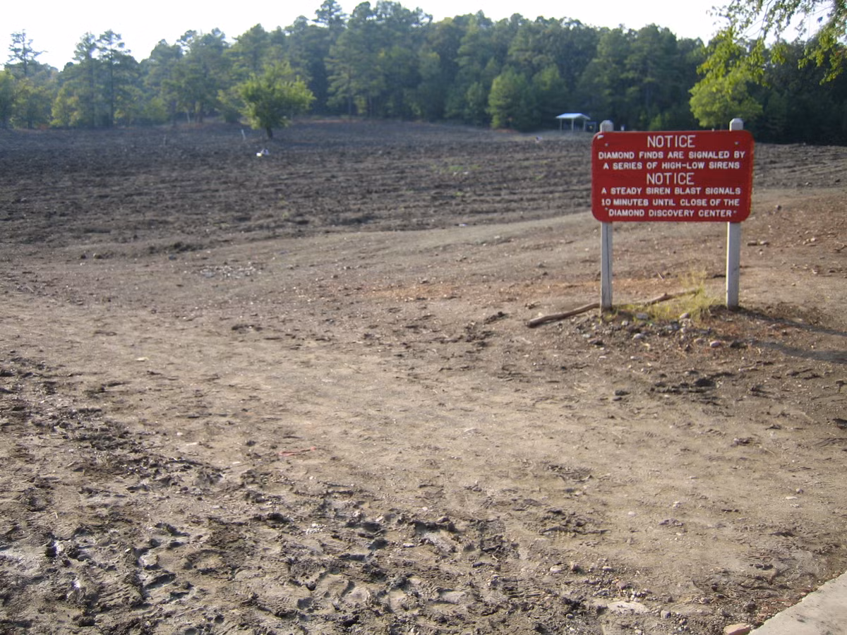 Công viên Crater of Diamonds có diện tích 370ha, trong đó có 10ha là khu vực dành cho những du khách đào kim cương trải nghiệm cảm giác khai khoáng một cách chân thực nhất. Đặc biệt, nếu tìm thấy kim cương, họ sẽ được mang về mà không phải trả bất cứ khoản phí nào.