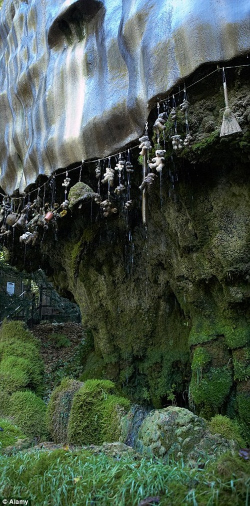 Mặc dù vậy, rất nhiều người vẫn tin tưởng vào những câu chuyện huyễn hoặc của giếng hóa đá Petrifying well, họ vẫn thích đến đây tham quan và bày tỏ mong muốn, ước mơ của mình, mong rằng nó sẽ thành hiện thực.