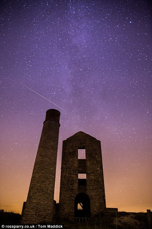 Mưa sao băng Perseids được nhìn thấy ở mỏ Magpie tại Bakewell, Derbyshire, Anh.