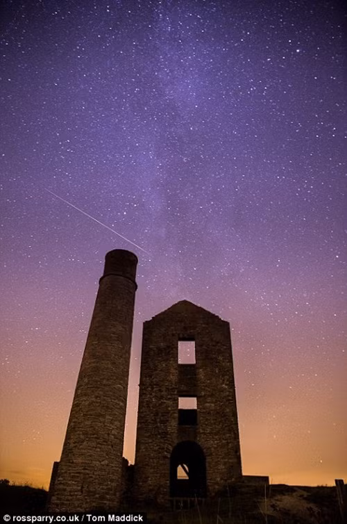 Mưa sao băng Perseids được nhìn thấy ở mỏ Magpie tại Bakewell, Derbyshire, Anh.