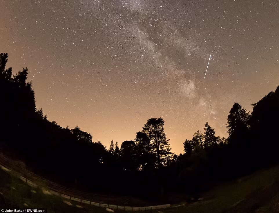 Trận mưa sao băng Perseids năm nay được coi là trận mưa sao băng lớn nhất sau bảy năm, kể từ năm 2007 và rất đáng để thưởng thức. Hình ảnh được chụp vào rạng sáng ngày thứ ba (11/8) bởi nhiếp ảnh gia John Baker tại Kennick Reservoir, Devon.