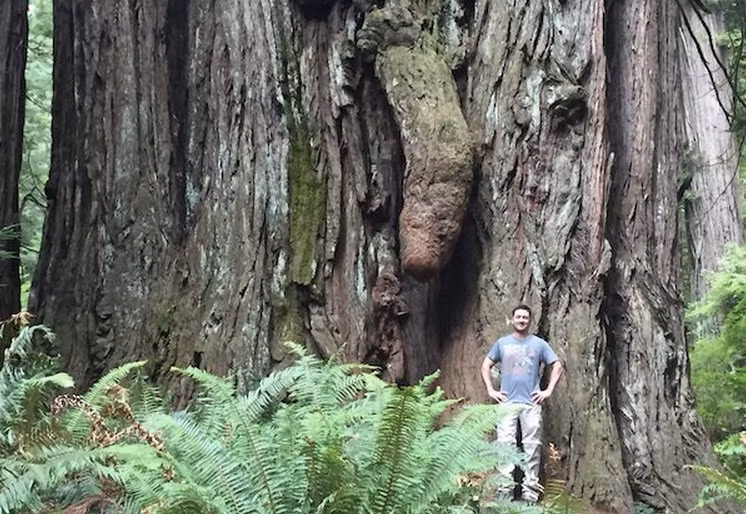 Những bức ảnh độc đáo, ghi lại cảnh tượng, khoảnh khắc trùng hợp đến khó tin sẽ khiến bạn phải ngượng chín mặt khi phát hiện ra điểm nhạy cảm, như hình ảnh giống của quý của một cái mấu cây. Trong hình là một người đàn ông đang rất vui vẻ phát hiện ra cây cổ thụ có một cái mấu cây hình dạng của quý của đàn ông.