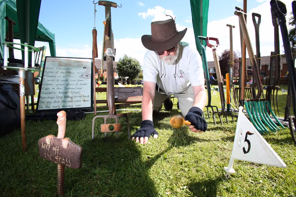 Giải vô địch đào giun ở Anh, đây là một cuộc thi kỳ quái đồng thời cũng được cho là một trong những cuộc thi nhảm nhí nhất thế giới. Những người tham gia sẽ dùng nhiều hình thức để dẫn dụ loài giun chui lên khỏi mặt đất sao cho bắt được chúng càng nhiều càng tốt. Kỷ lục Thế giới hiện nay là 567 con giun trong vòng 30 phút được xác lập bởi Dophie Smith, 10 tuổi.