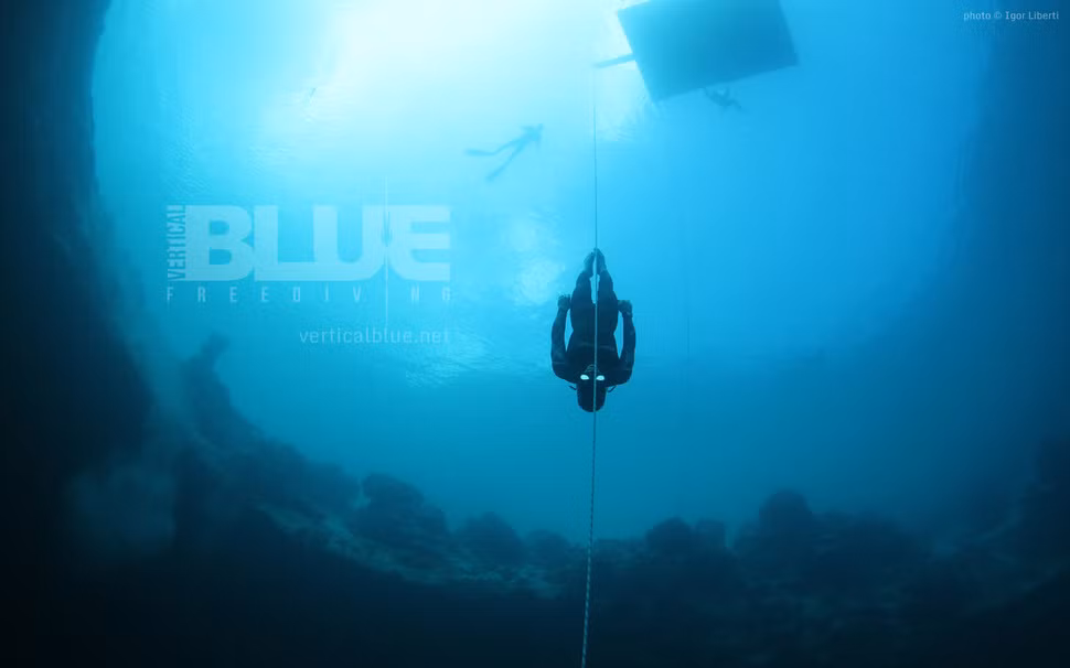 Cuộc thi lặn không oxy Vertical Blue là một trong những cuộc thi liều lĩnh nhất thế giới. Tham dự cuộc thi này phải là những thợ lặn dày dạn kinh nghiệm. Khi lặn xuống dưới nước sâu người chơi phải vật lộn với mong muốn được thở và ham muốn chiến thắng. Có một số người chơi đã không tự chủ được và bỏ mạng trong cuộc thi.