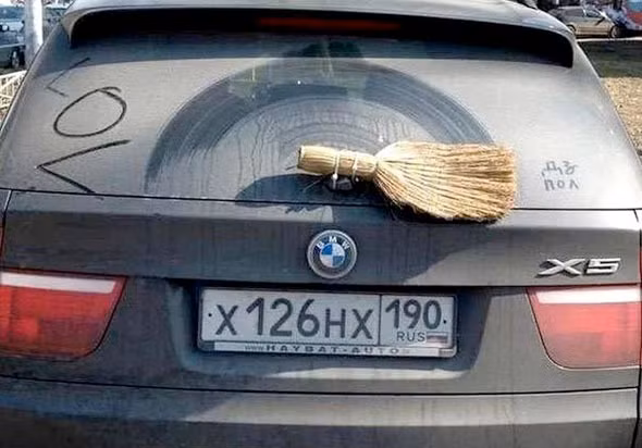  Phát minh độc nhất của siêu lười. Cần gì phải thay gạt nước, gạt bụi khi mà bạn đã có một cái chổi như thế này. Người chủ nhân của chiếc xe sang BMW này không thèm đến hãng bảo hành mà tự chế luôn chiếc cần gạt siêu độc.