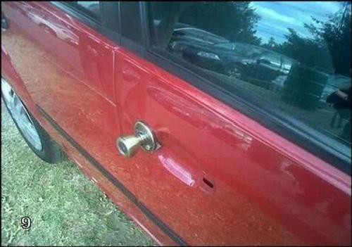 Dù sao cũng là tay nắm cửa, chủ nhân chiếc xe này thay thế một cách nhanh chóng hỏng hóc bất ngờ mà không thèm ra tiệm.