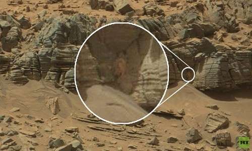 Không dừng lại ở đó, thiết bị tự hành Curiosity của NASA còn tiếp tục khiến dư luận xôn xao với những bức ảnh chụp được dáng dấp của người ngoài hành tinh trên vách đá sao Hỏa.