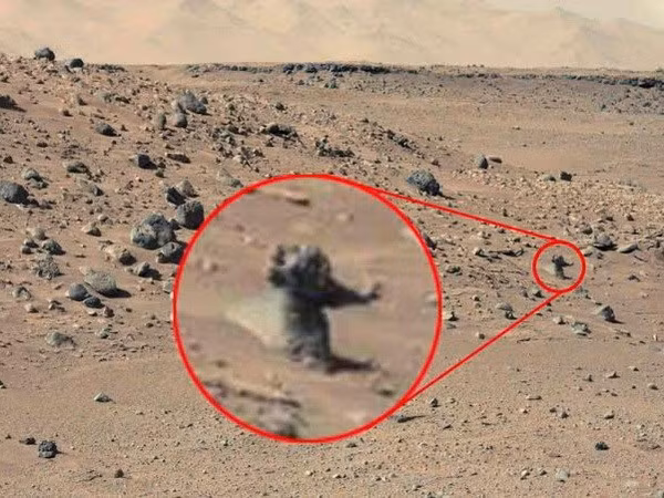 Trước đó, bức ảnh chụp được hình ảnh người ngoài hành tinh đang bước đi trên sao Hỏa cũng thu hút được rất nhiều sự chú ý. Tuy nhiên khi soi xét bức ảnh, giới chuyên gia nghi ngờ đây chỉ là hình một khối đá vô tình có hình dạng giống hệt một hình người.