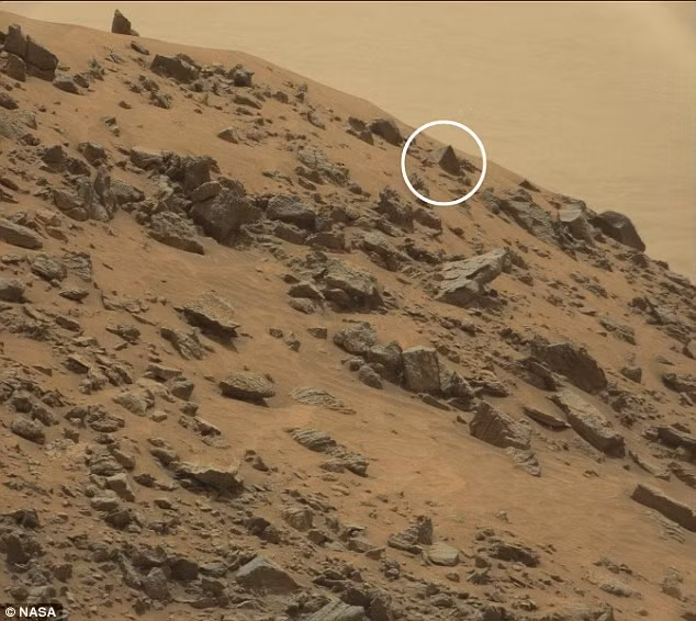 Lùi lại một chút, ngày 7/5/2015 Curiosity của NASA đã phát hiện ra một kim tự tháp nhỏ trên bề mặt hành tinh đỏ và rất nhiều người đã thực sự tin rằng trên sao Hỏa có người sinh sống và làm việc bởi kim tự tháp rất hoàn mỹ chứng minh đây là kết quả của một thiết kế thông minh và chắc chắn không phải là hình ảnh do một thủ thuật kết hợp giữa ánh sáng và bóng tối tạo ra. Có người cũng phỏng đoán đó là đỉnh của một kim tự tháp chôn sâu dưới lòng đất hoặc bia đá hay bia mộ nào đó.