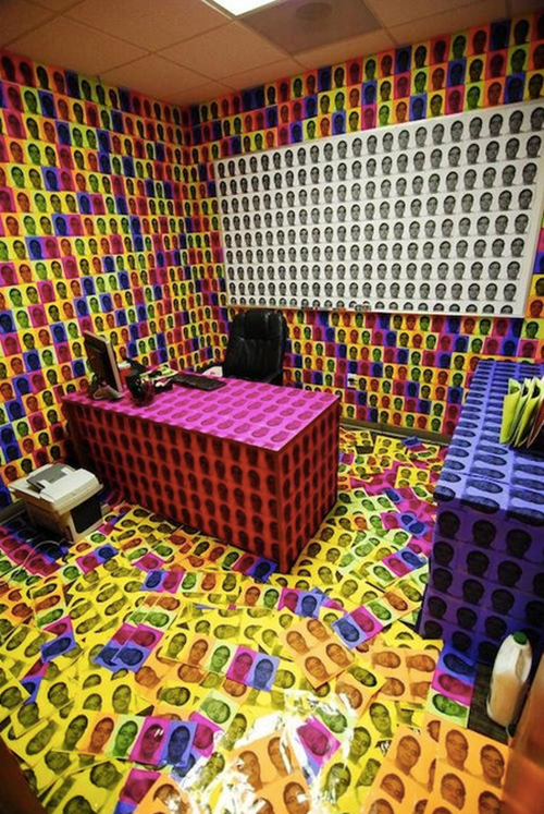 Bất cứ ai bỏ thời gian làm ảnh, in ảnh, dán ảnh cả căn phòng không thiếu một milimet nào như thế này đều đáng được khâm phục vì quá rảnh rỗi.