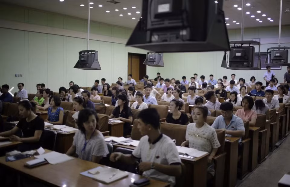 Sinh viên Bình Nhưỡng trong một lớp học tiếng Trung. Phúc lợi tốt vẫn luôn tạo điều kiện cho người trẻ thủ đô quốc gia Đông Á sống, học tập và làm việc hết mình vì chế độ. Ảnh: AP.