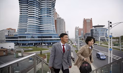 Ảnh chụp sinh viên đại học tại Bình Nhưỡng. Kể từ khi lên nắm quyền, nhà lãnh đạo Kim Jong Un cam kết nỗ lực nâng cao chất lượng sống cho giới tinh hoa, nhất là thế hệ trẻ Triều Tiên , mà ông gọi là những "người ủng hộ ưu tú". Họ sở hữu nhiều đặc quyền các tầng lớp khác không bao giờ mơ tới, như được tiếp cận khu nghỉ mát ở bờ biển phía đông và những khu nghỉ dưỡng trượt tuyết xa hoa ở vùng núi gần Wonsan. Ảnh: AP.