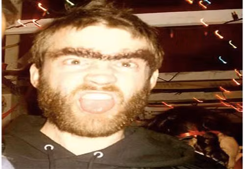 Chắc hẳn nhiều người sẽ cảm thấy khiếp sợ khi nhìn thấy bộ lông mày của người đàn ông này. Ảnh: List25.