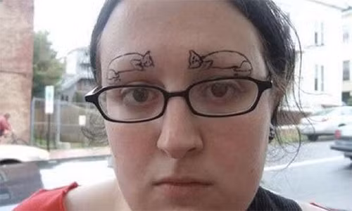 Cặp lông mày này dường như là hình vẽ hai chú mèo. Ảnh: List25.