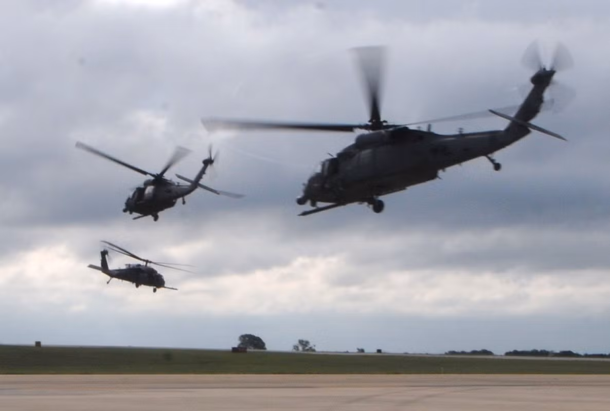 Ba chiếc trực thăng HH-60 Pavehawk chở lực lượng cứu hộ cất cánh từ Fort Hood để tới Houston, bang Texas, ngày 28/8. Ảnh: BI.
