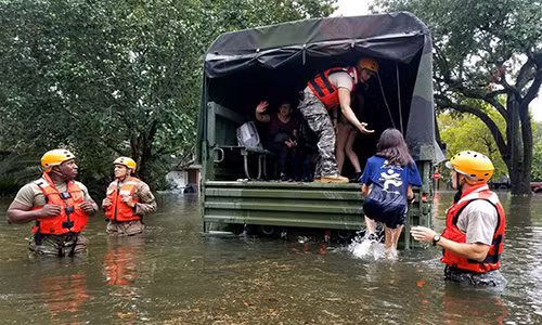 Thống đốc Abbott đã huy động toàn bộ lực lượng vệ binh của bang tham gia vào công tác cứu hộ sau bão. Ảnh: BI.