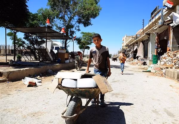 Mặc dù còn đối mặt với nhiều khó khăn, người dân ở thành phố Aleppo giờ đây có thể tận hưởng những giây phút yên bình. Ảnh: FNA.