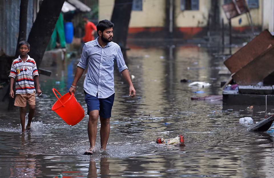 Trước đó, trận lụt vào năm 2005 khiến 500 người thiệt mạng. Đa số nạn nhân sinh sống tại các khu ổ chuột, khu vực chiếm hơn một nửa dân số của thành phố Mumbai.