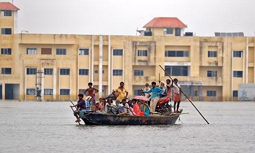 Hàng bỏ nghìn người đã phải rời bỏ những chiếc ôtô mắc kẹt trong dòng nước và đi bộ về nhà. Ngày 30/8, lượng mưa ở Mumbai là 297,6 mm. Tuần trước, nước lũ tại Assam, Bihar, Odisha, Tây Bengal và nhiều khu vực khác khiến ít nhất 850 người thiệt mạng.