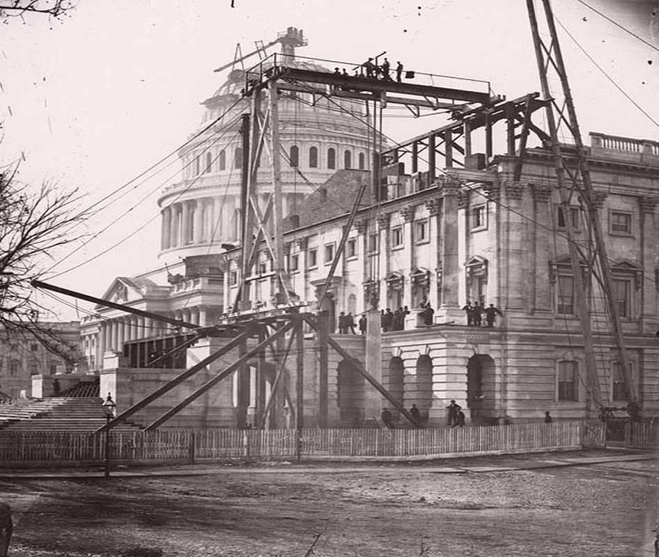 Tòa Quốc hội Mỹ đang trong quá trình xây dựng ở Washington vào khoảng năm 1863. Ảnh: Vintage.
