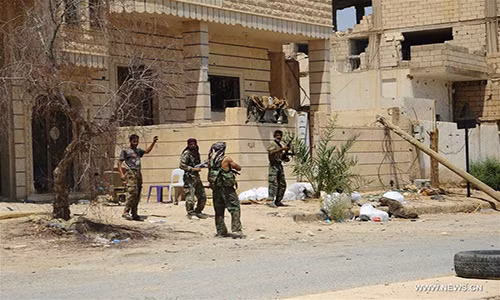 Các binh sĩ Syria tại thị trấn al-Sukhnah, cách ranh giới hành chính phía tây của Deir Ezzor chỉ 55km. Ảnh: THX.