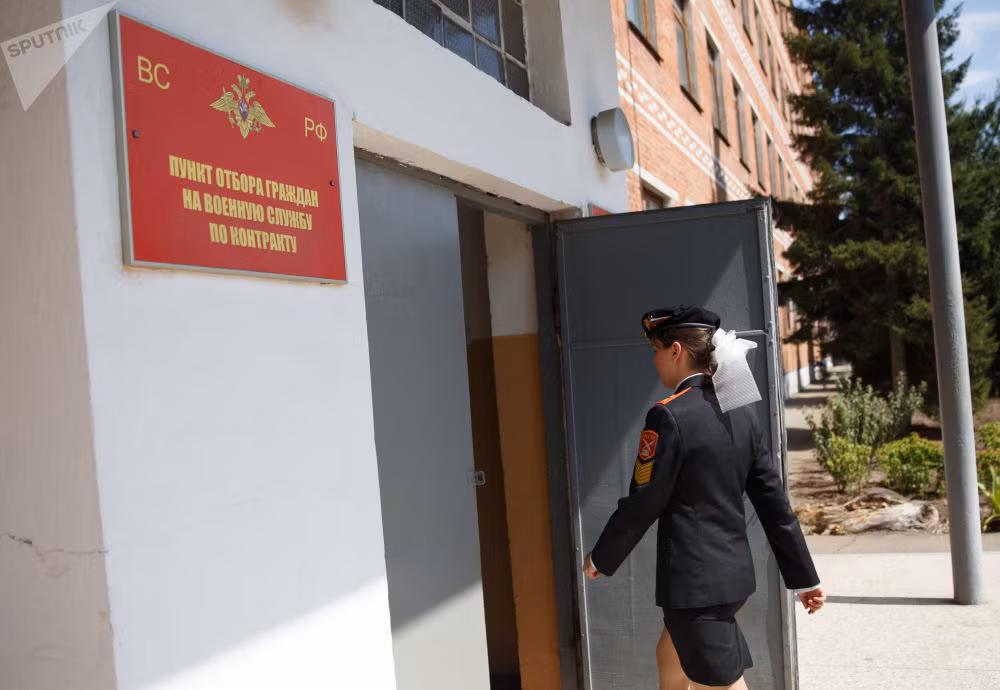 Trong chuyến tham quan trường, các cô gái có thể được làm quen với mô hình giả lập máy bay Yak-130. Ảnh: Sputnik.