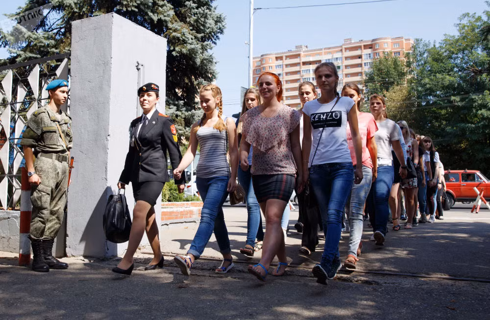 Các thí sinh đăng ký vào Krasnodar tham quan ngôi trường. Ảnh: Sputnik.