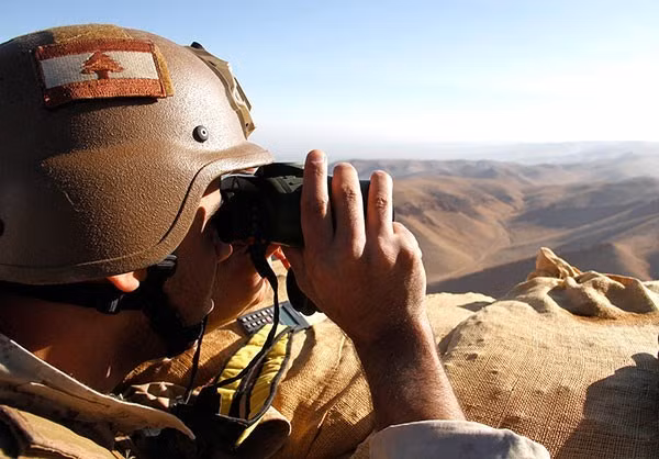 “Trong hai ngày đầu của chiến dịch quân sự Fajr al-Jaroud, lực lượng Lebanon đã tái chiếm hơn 10 tiền đồn và giành lại quyền kiểm soát vùng đất rộng lớn dọc biên giới phía đông bắc của nước này với Syria từ tay nhóm khủng bố”, nguồn tin chiến trường ngày 22/8 cho hay. Ảnh: FNA.