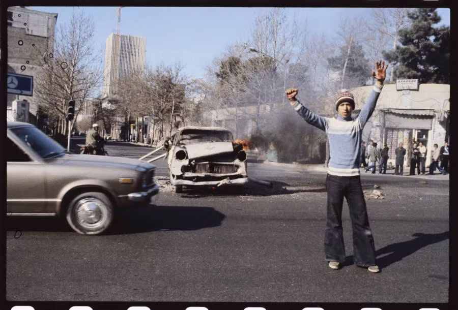 Chiếc ô tô bị đốt cháy giữa đường ở thủ đô Tehran năm 1978. Ảnh: ATI.