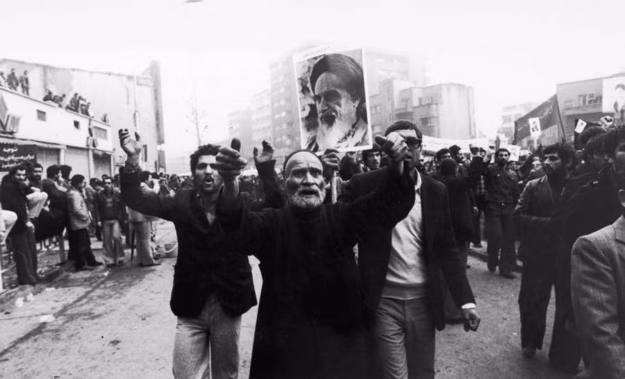 Nhóm người ủng hộ lãnh đạo Ayatollah Khomeini tuần hành trên đường phố Tehran vào tháng 12/1978. Ảnh: ATI.