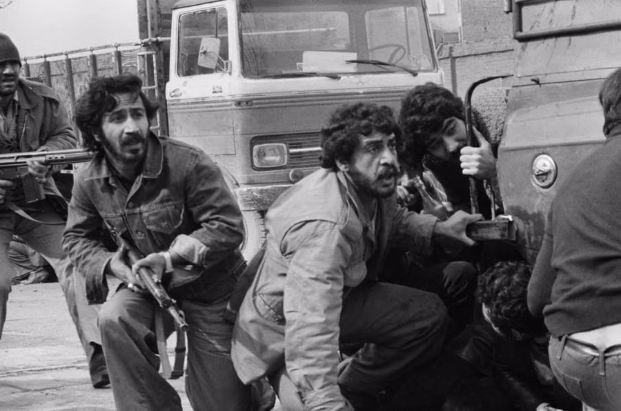 Hình ảnh trong cuộc đụng độ giữa những người ủng hộ Cách mạng Hồi giáo và nhóm người trung thành với Reza Shah trên đường phố Tehran. Ảnh: ATI.