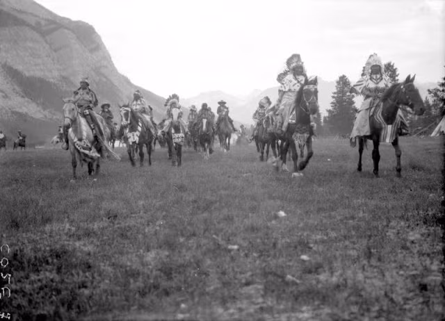 Rất đông người dân bản địa Nakoda cưỡi ngựa trên dãy núi ở tỉnh Alberta. Ảnh: VT.