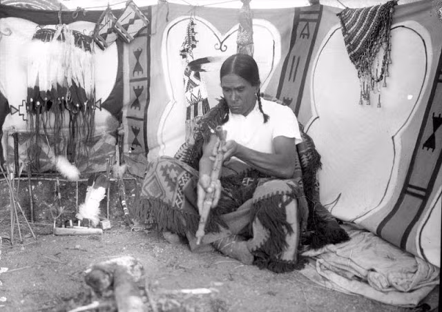 Người đàn ông cầm tẩu thuốc trong túp lều ở Nam Saskatchewan đầu những năm 1930. Ảnh: VT.