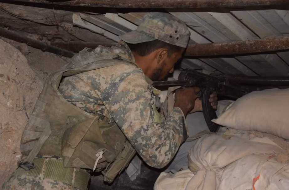 Một binh sĩ Syria trong cuộc giao tranh tại Damascus. Ảnh: AMN.