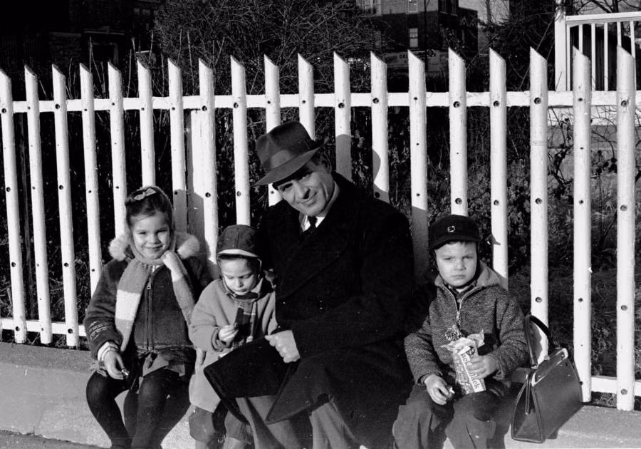 Một gia đình người Mỹ gốc Italy ngồi trước hàng rào vào khoảng năm 963-1964. Ảnh: ATI.