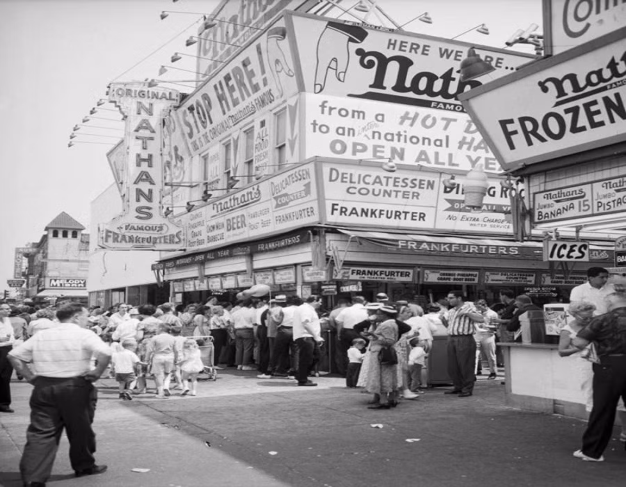 Rất đông người tập trung xung quanh nhà hàng hot dog nổi tiếng Nathan ở Coney Island tháng 6/1961. Ảnh: ATI.