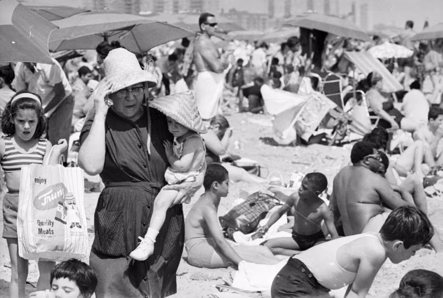 Một bãi biển đông đúc ở Coney Island, khu Brooklyn vào tháng 7/1966. Ảnh: ATI.