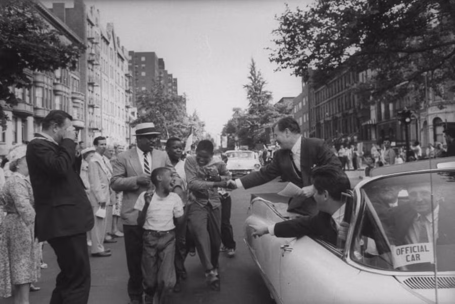 Thống đốc New York khi đó là Nelson A.Rockefeller chào người dân địa phương trên đường phố vào tháng 6/1960. Ảnh: ATI.