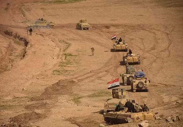 Đoàn xe quân sự của lực lượng Iraq trên đường tiến về Tal Afar. Ảnh: FNA