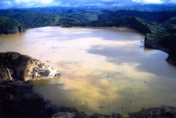 Hồ Nyos, một hồ miệng núi lửa nằm ở phía Tây Bắc Cameroon, là một trong những địa điểm nguy hiểm do khí CO2 bốc lên từ đáy hồ tạo thành đám mây chết chóc, có thể “bóp nghẹt” sự sống trong khu vực. Ảnh: List25.