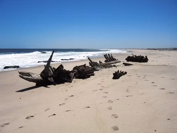 Bãi biển Skeleton ở Namibia là một trong những địa điểm chết chóc trên thế giới. Nhiều người đã thiệt mạng ở đây do môi trường vô cùng khắc nghiệt. Ảnh: List25.