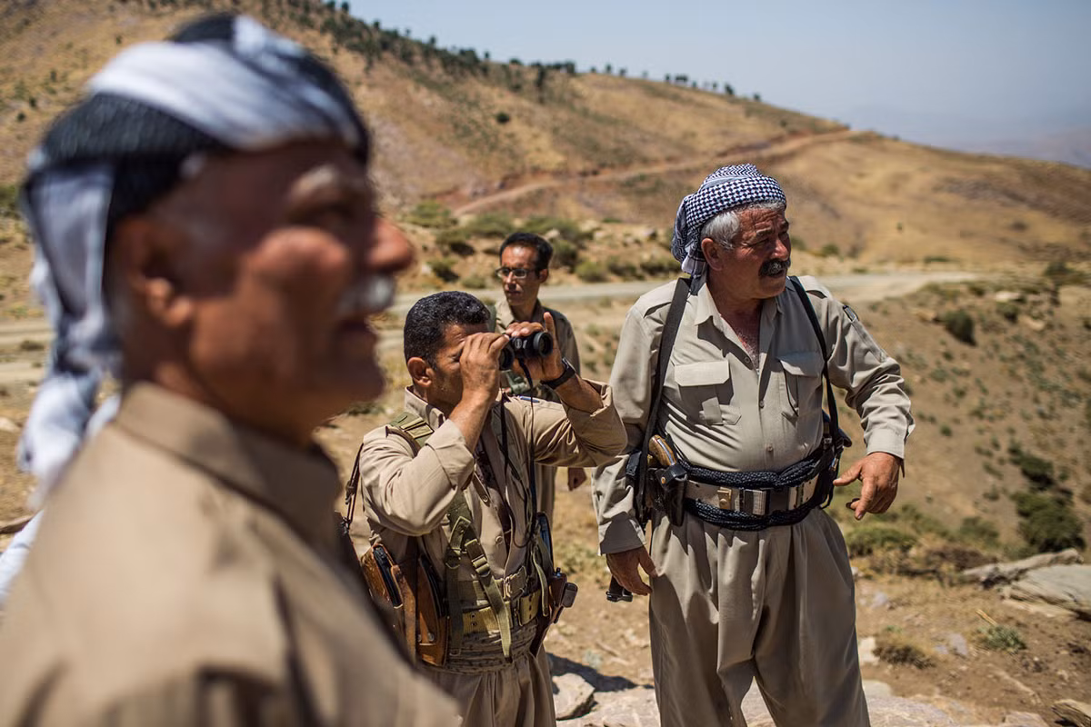 Các chỉ huy KDPI quan sát một tiền đồn của Vệ binh Cách mạng Iran cách đó khoảng 5km. Ảnh: AJ.